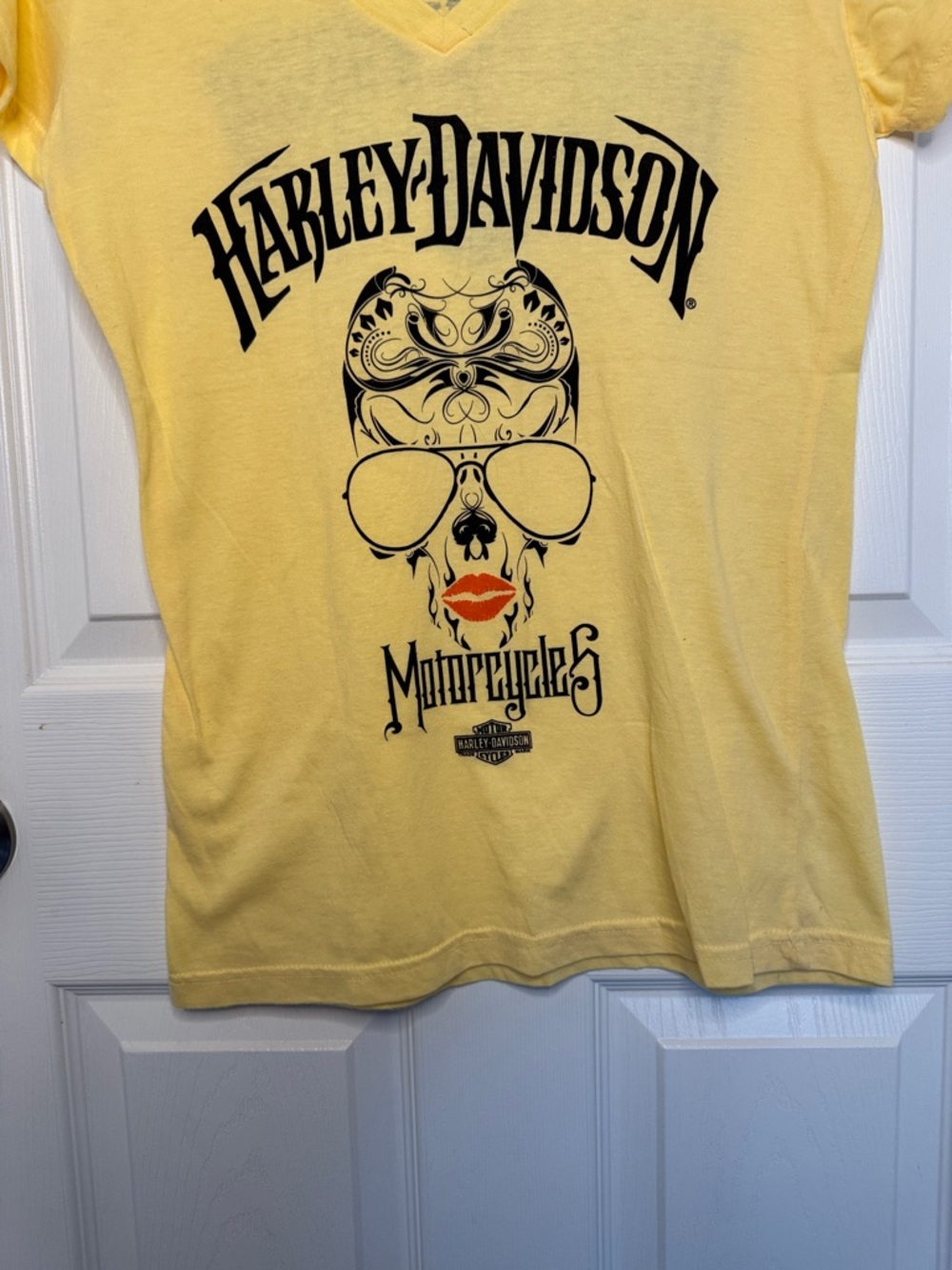 EUC Woman’s Harley-Davidson Yellow V-Neck Tee with Black Skull Graphic - Picture 2 of 6